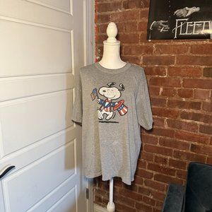 Vintage Peanuts 4th of July Celebrating Snoopy Grey Short Sleeve Tee Shirt